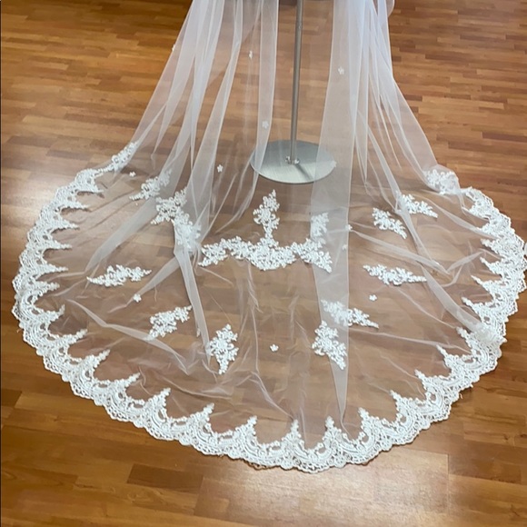 Elegant White Bridal Veil main image 5